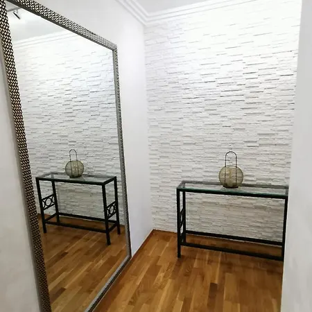 Luxury With A Stunning View, Free Parking Apartment